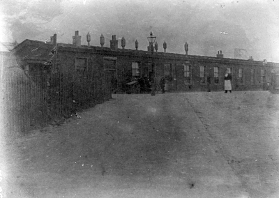 155116 Gezicht op een noodgebouw (?) bij het station Groningen van de Staatsspoorwegen te Groningen.